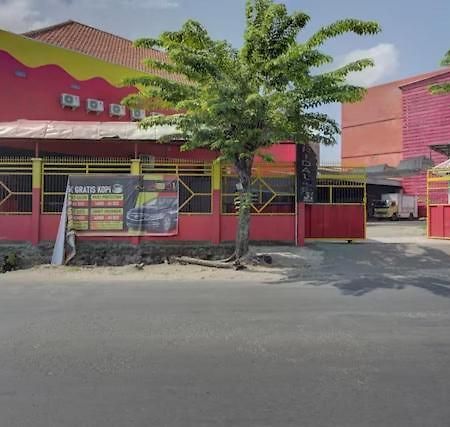 Super Oyo Capital O 3198 Sukomanunggal Inn Surabaya Exterior foto
