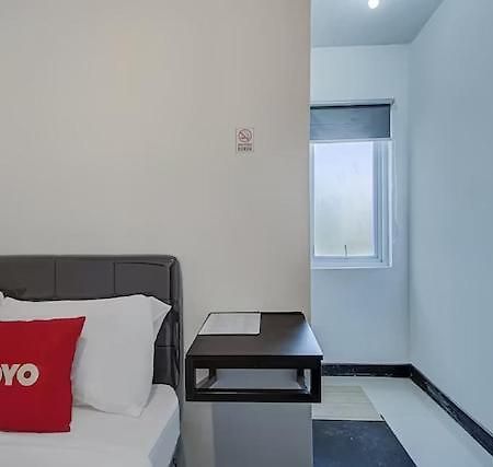 Super Oyo Capital O 3198 Sukomanunggal Inn Surabaya Exterior foto