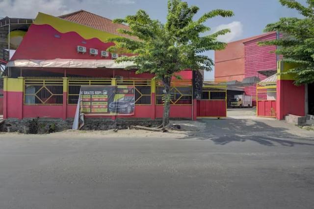 Super Oyo Capital O 3198 Sukomanunggal Inn Surabaya Exterior foto