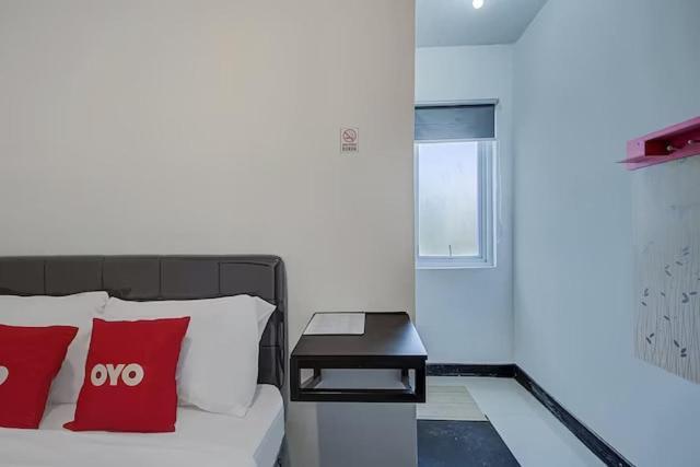 Super Oyo Capital O 3198 Sukomanunggal Inn Surabaya Exterior foto