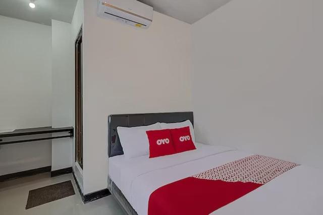 Super Oyo Capital O 3198 Sukomanunggal Inn Surabaya Exterior foto
